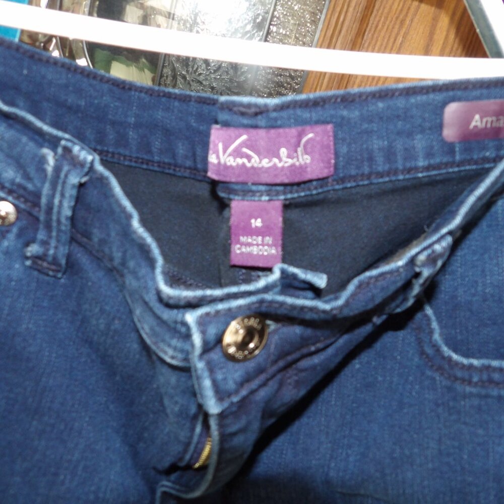 Gloria Vanderbilt Amanda Denim Capris, Size 14 - Picture 3 of 5